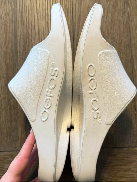 White oofos slides - Picture 6 of 7